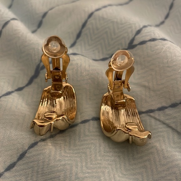 SOLD Vintage gold plated clip on earrings - Picture 7 of 9